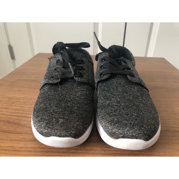 Women’s Size 6 Canvas Sneaker - Picture 2 of 3